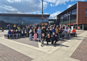 Uczniowie klas V na rynku w łódzkiej Manufakturze