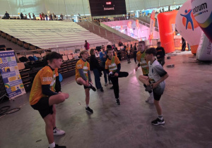 Chłopcy w czasie rozgrzewki przed zawodami.