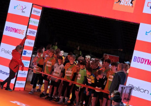 Chłopcy tuż przed startem biegu.