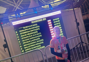 Uczennica kl.7a prezentuje swój wynik po ukończonym biegu.