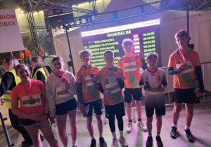 Reprezentacja Szkoły z medalami po ukończonych zawodach.