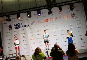 Uczeń klasy 6 b nagrodzony medalem i statuetką na pierwszym miejscu podium.