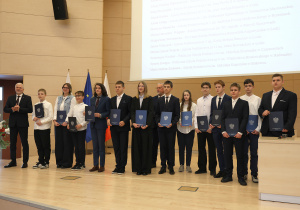 Zdjęcie przedstawia uczniów podczas gali wręczenia tytułów Laureata i Finalisty Wojewódzkich Konkursów Przedmiotowych.