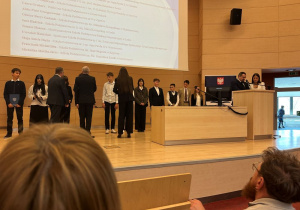 Franciszek Hen na scenie w gronie pozostałych laureatów