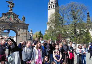 Przed bramą klasztorną w tle wieża kościoła na Jasnej Górze