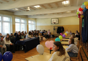 Zdjęcie przedstawia jury, uczestników konkursu i publiczność.