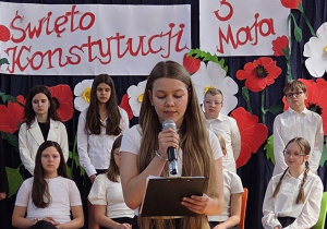 Na zdjęciu uczennica prowadząca uroczystość