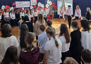 Społeczność szkoły podczas uroczystego apelu