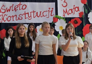 Uczennice klasy szóstej podczas występu