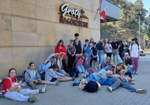 Przed wejściem do Grót Nadgórzyckich