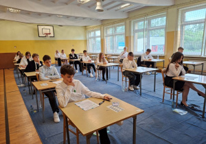Uczniowie na sali egzaminacyjnej