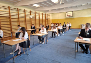 Ósmoklasiści na jednej z sal egzaminacyjnych