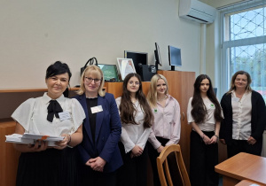 Przewodniczący zespołów nadzorujących z przedstawicielami uczniów w gabinecie dyrektora przed poborem arkuszy egzaminacyjnych