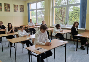 Ósmoklasiści przed egzaminem na jednej z sal