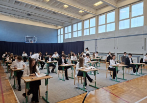 Uczennice i uczniowie klas ósmych na sali egzaminacyjnej