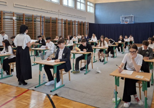 Uczniowie na sali egzaminacyjnej przed rozpoczęciem pracy nad arkuszami z matematyki
