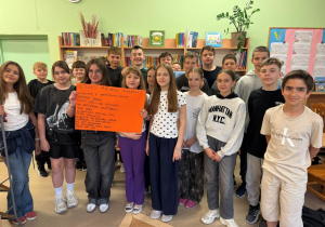 Zdjęcie grupowe klasy 5 A podczas lekcji bibliotecznej