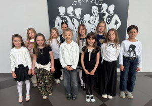 Zdjęcie uczennic Szkoły Podstawowej im. Jana Długosza w Rzgowie biorących udział w gminnym etapie konkursu "Świerszczykowe wierszyki".