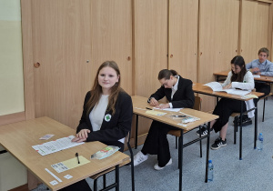 Ósmoklasiści w jednej z sal egzaminacyjnych