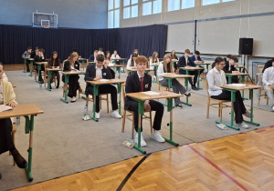 Ósmoklasiści tuż przed rozpoczęciem egzaminu