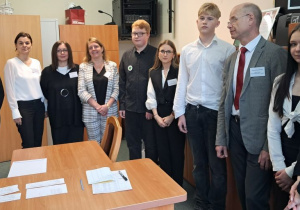 Przewodniczący zespołów nadzorujących z przedstawicielami uczniów przed poborem arkuszy egzaminacyjnych