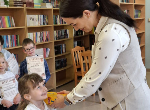 Pasowanie uczniów klas pierwszych na czytelników biblioteki szkolnej