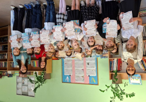 Klasa 1 A na pamiątkowym zdjęciu z nauczycielem-bibliotekarzem, dyrektorem szkoły i wychowawczynią