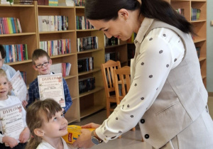 Akt pasowania uczennicy klasy 1 D na czytelnika biblioteki szkolnej