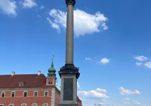 Uczniowie podczas pamiątkowego zdjęcia przy Kolumnie Zygmunta III Wazy na Placu Zamkowym w Warszawie.