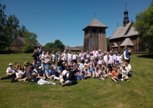Grupowe zdjęcie uczniów klas trzecich na wycieczce w Górach Świętokrzyskich.