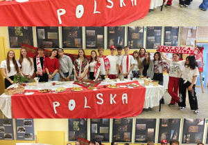 Kolaż zdjęć uczniów klasy 8 a prezentujących polskie stroje, flagę, tradycyjne potrawy i wykonane przez siebie plakaty w ramach Dnia Różnorodności Kulturowej.