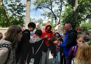 Uczniowie dzielący się chlebem wzorem świętego Franciszka.