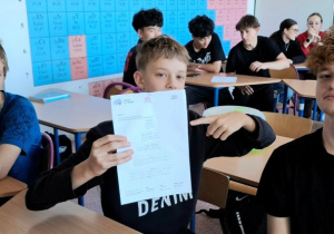 Uczniowie klasy 8 a w czasie gry dydaktycznej