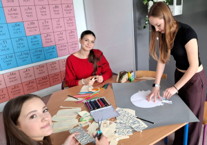 Uczennice z klasy 8 a podczas pracy nad projektem z okazji Dnia Ziemi
