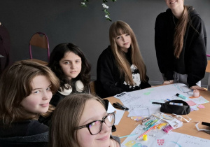 Grupa dziewcząt z klasy 8 a przygotowująca pracę z okazji Dnia Ziemi