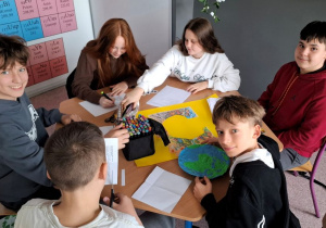 Grupa uczniów podczas pracy nad projektem ekologicznym