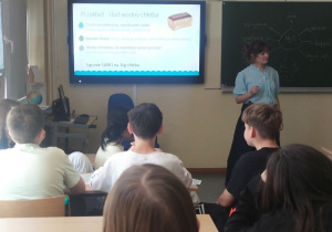 Uczniowie podczas warsztatów ekologicznych pt. "Niebieska planeta- warsztat o wodzie"