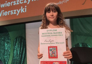 Uczennica naszej szkoły- Anna Łęgocka z klasy 2 c z pamiątkowym dyplomem