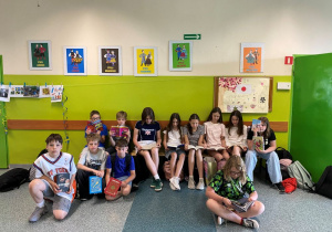 Uczniowie klasy 5 B podczas akcji bibliotecznej "Przerwa na czytanie"