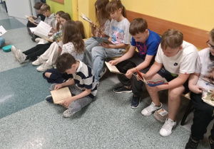 Uczniowie klasy 3 A podczas akcji bibliotecznej "Przerwa na czytanie"