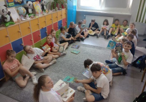 Uczniowie klasy 3 B podczas akcji bibliotecznej "Przerwa na czytanie"