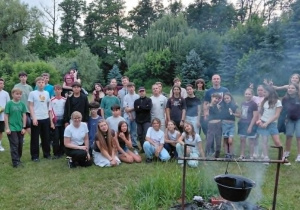 Biwakowicze gotowi do kolejnej nocy pod gwiazdami w ogrodach parafialnych