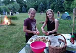 Dziewczynki obierają ziemniaki na zalewajkę