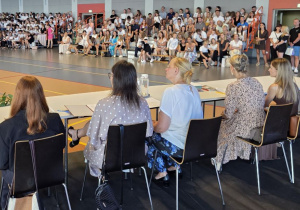 Nauczyciele, rodzice i uczniowie na uroczystości zakończenia roku szkolnego
