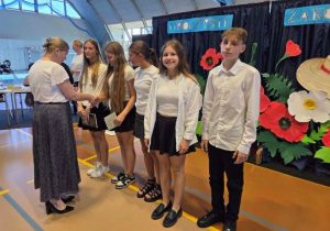 Gratulacje składane uczniom przez wychowawczynię klasy 6 C