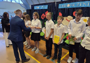 Wychowawca klasy 5 C podczas wręczania nagród swoim uczniom