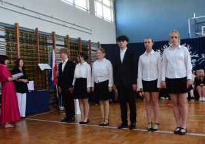 Wręczenie nagród przez wychowawcę klasy 8 B
