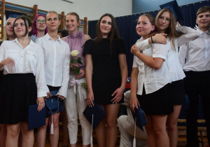Pamiątkowe zdjęcie z wychowawcą klasy 8 C