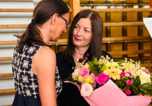 Życzenia od przedstawiciela Rodziców składane na ręce dyrektora szkoły