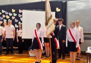 Poczet sztandarowy szkoły na uroczystości pożegnania uczniów klas ósmych